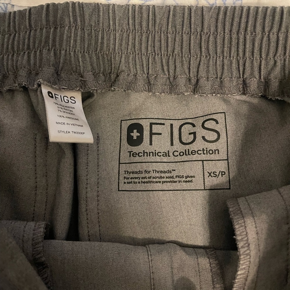 Figs Graphite Scrub Set - Picture 2 of 6